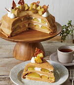 アフタヌーンティー・ラブアンドテーブルの限定ミルクレープ、焼き芋×キャラメルやいちごミルクティー風｜写真2