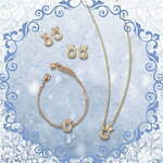 アナ スイ“幸運を呼ぶ”馬蹄モチーフのアクセサリー、揺れ動く蝶×煌めくカットガラスのネックレスなど｜写真1