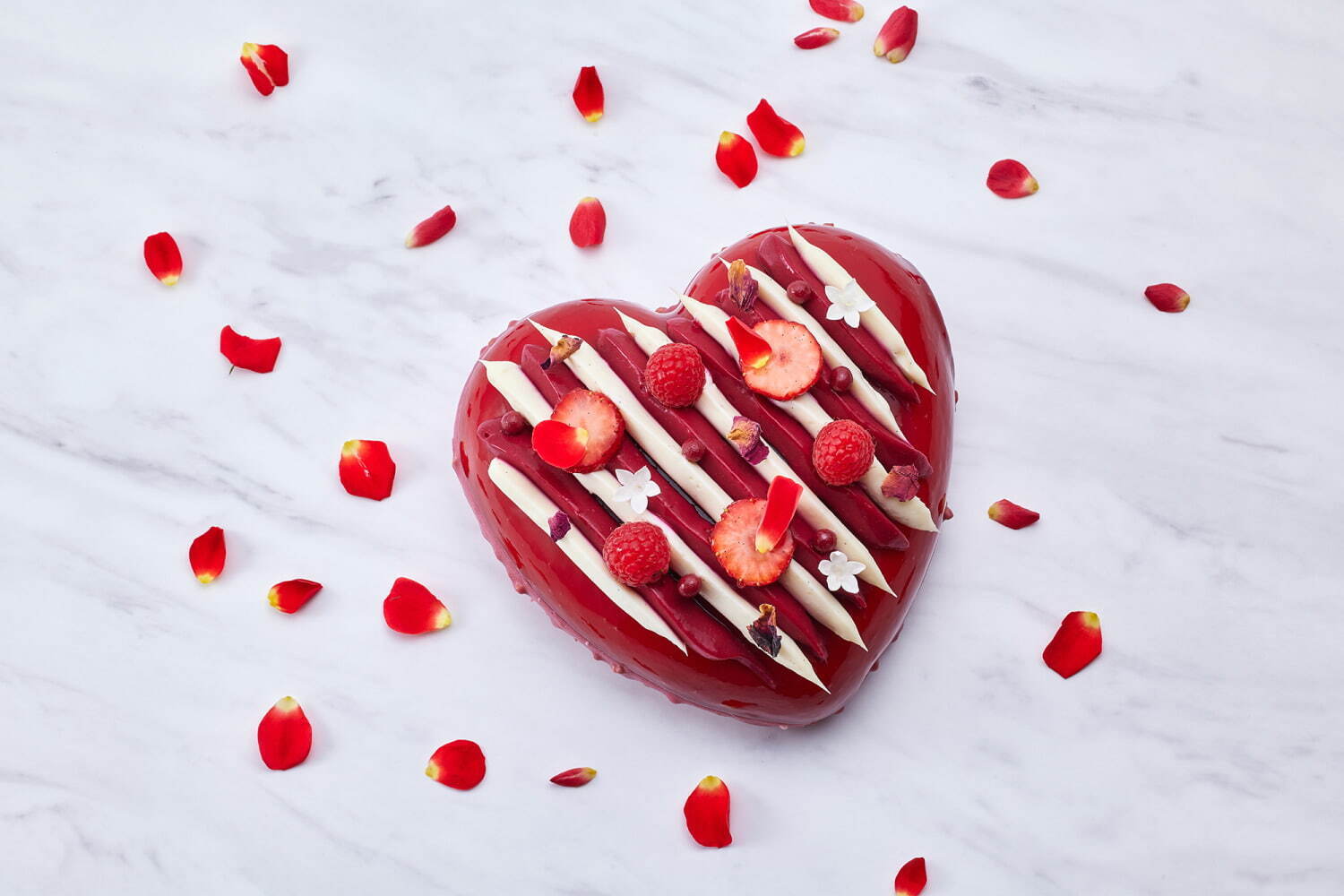 パーク ハイアット 東京の24年バレンタイン、ラズベリー香る深紅の“ハート”ケーキやショコラアソート｜写真2