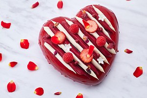 パーク ハイアット 東京の24年バレンタイン、ラズベリー香る深紅の“ハート”ケーキやショコラアソート