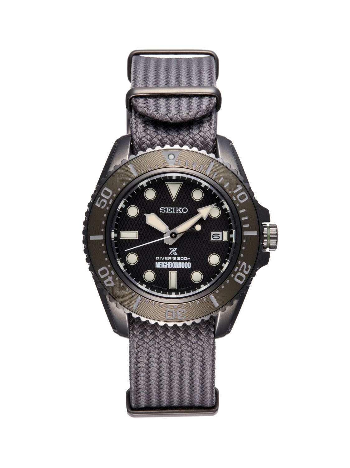 ネイバーフッドとセイコー プロスペックスの腕時計、オリーブカラーのベゼル＆ダークトーンのメタルケース｜写真1