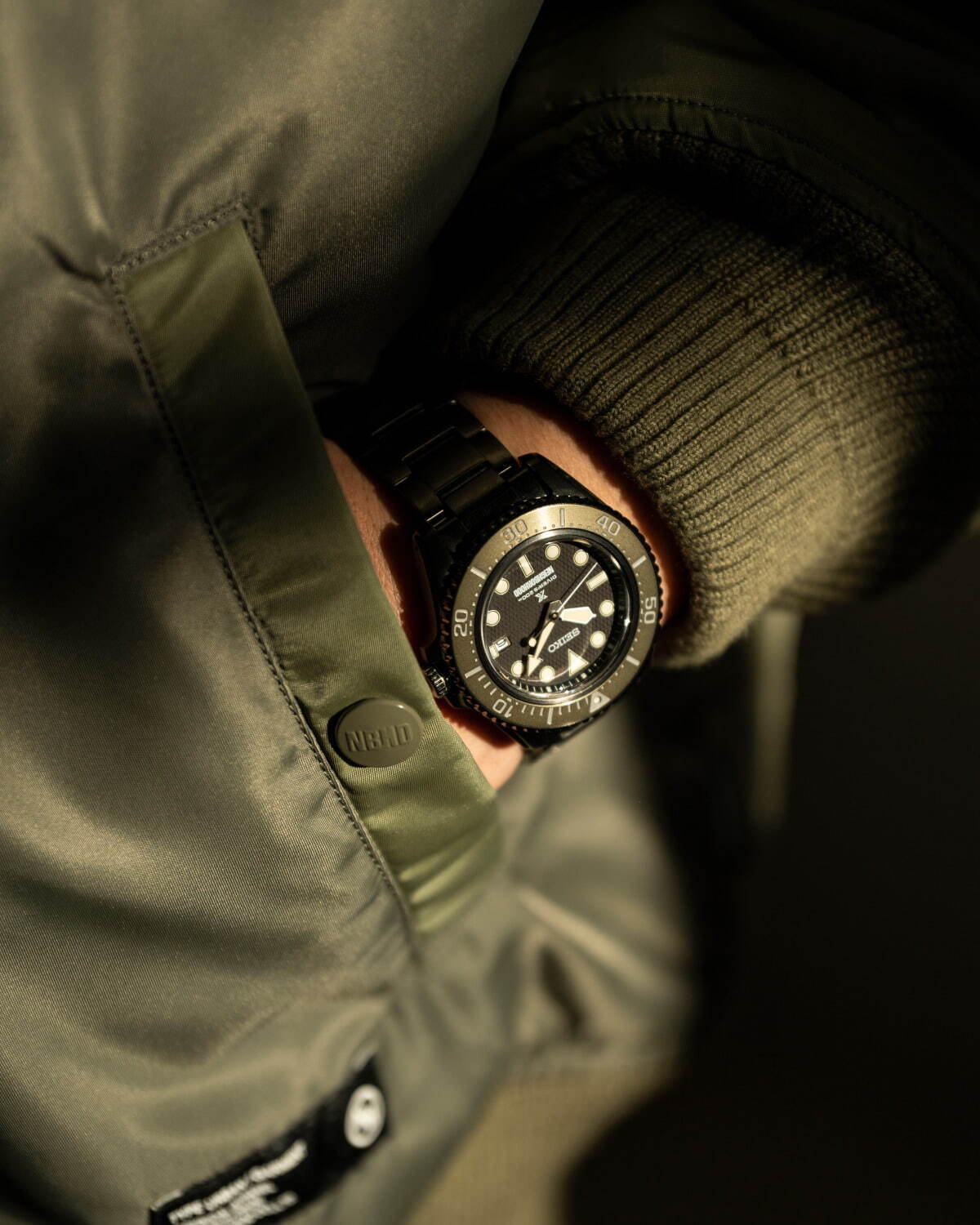 ネイバーフッドとセイコー プロスペックスの腕時計、オリーブカラーのベゼル＆ダークトーンのメタルケース｜写真8