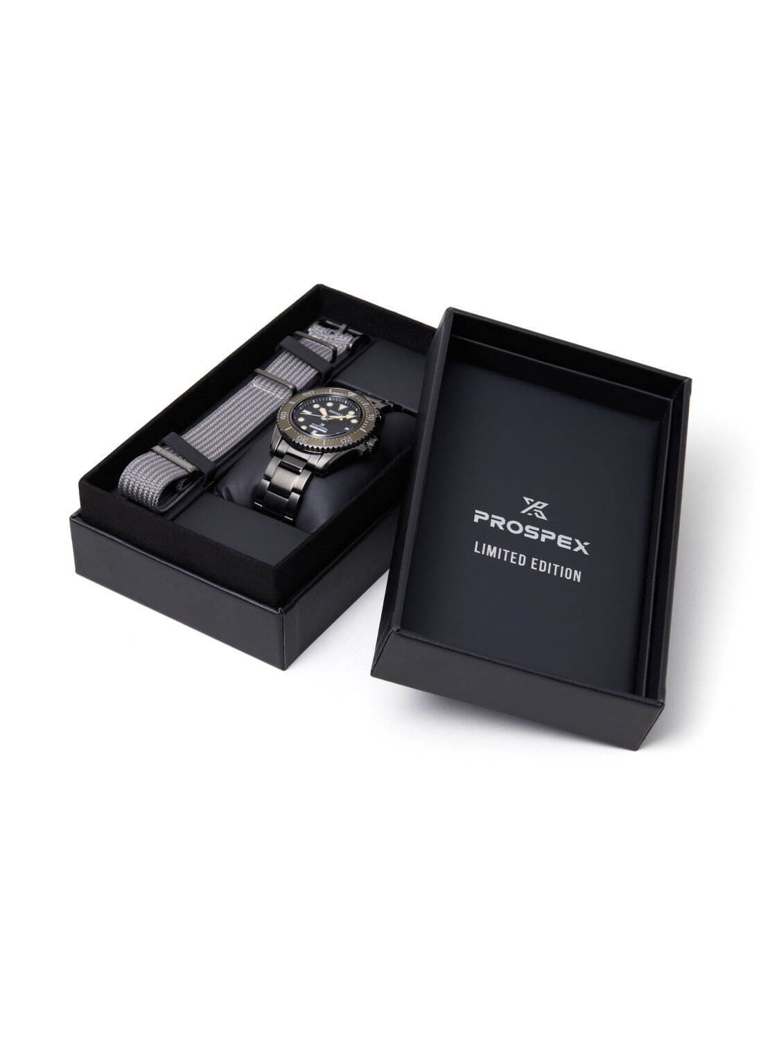ネイバーフッドとセイコー プロスペックスの腕時計、オリーブカラーのベゼル＆ダークトーンのメタルケース｜写真4