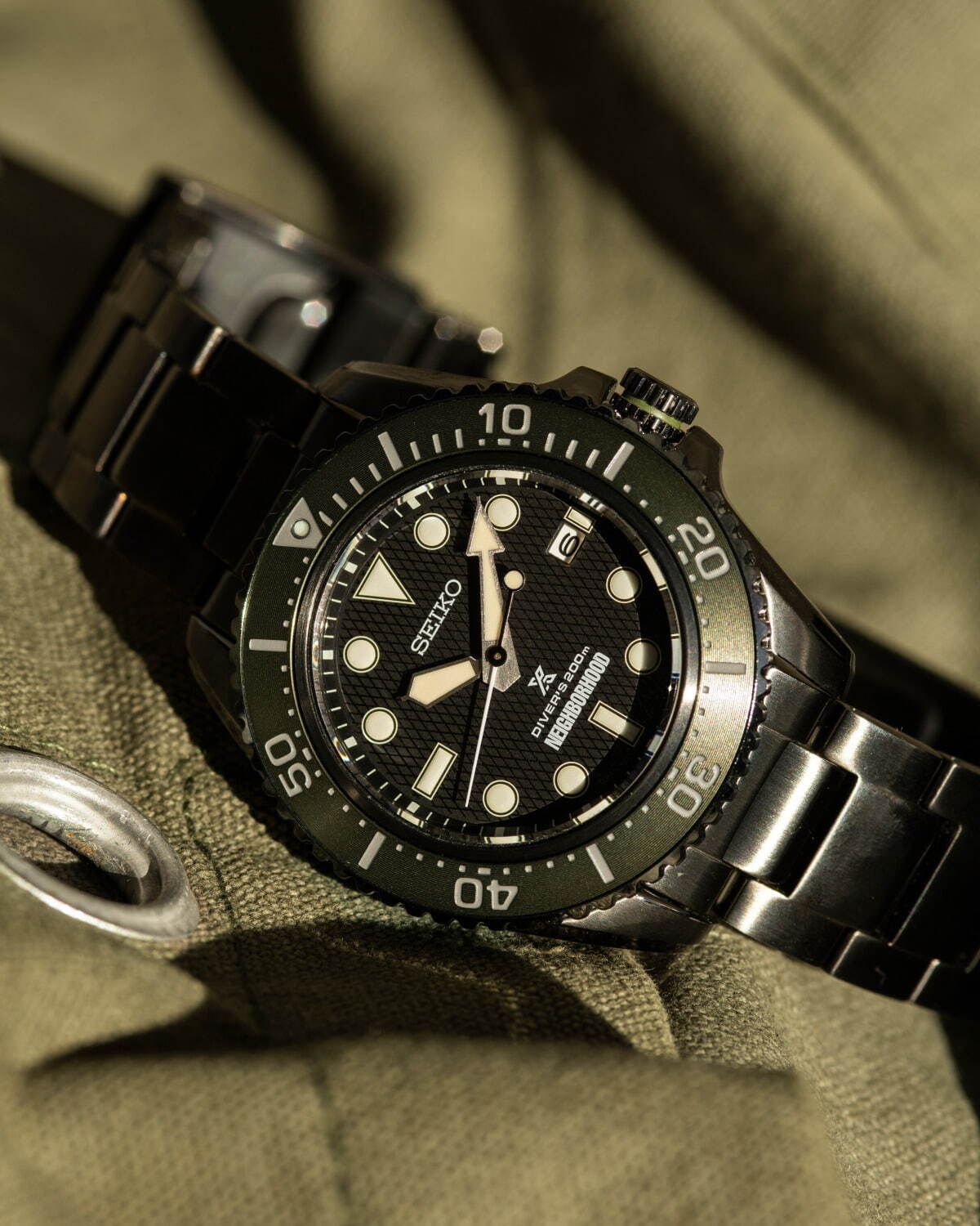 ネイバーフッドとセイコー プロスペックスの腕時計、オリーブカラーのベゼル＆ダークトーンのメタルケース｜写真9