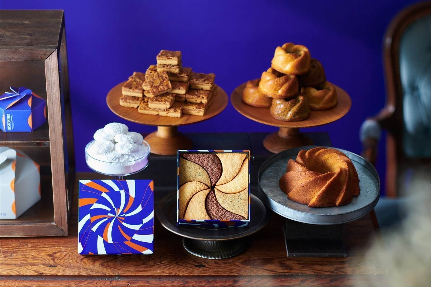 カカオニブ｜架空のパティスリー「しろいし洋菓子店」がJR東京駅構内にリアル出店、4段構造のクッキー缶など