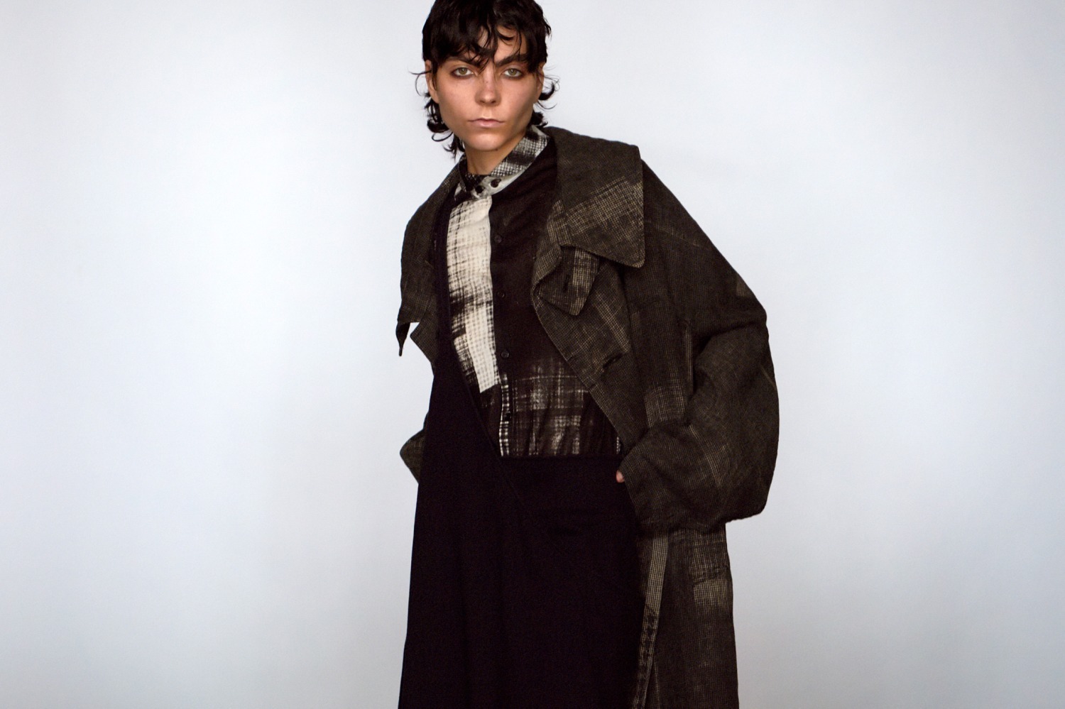 Y's 竹炭で手捺染を施した“チェック×千鳥格子柄”の麻コートや手編みのニットドレス