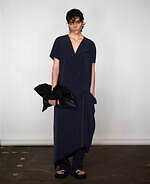 Y's 竹炭で手捺染を施した“チェック×千鳥格子柄”の麻コートや手編みのニットドレス｜写真7