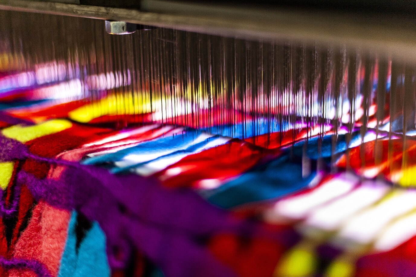 《糸乱れ筋》に用いられるニードルパンチ機(部分)
展示風景：「Sudo Reiko: Making NUNO Textiles」CHAT (Centre for Heritage, Arts and Textile) Hong Kong、2019-2020
©CHAT (Centre for Heritage, Arts and Textile) Hong Kong