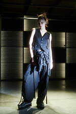 リミ フゥ 2024年春夏コレクション、影と光が入り混じる世界の中で｜写真1