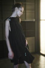 リミ フゥ 2024年春夏コレクション、影と光が入り混じる世界の中で｜写真14