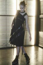 リミ フゥ 2024年春夏コレクション、影と光が入り混じる世界の中で｜写真16