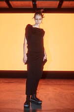 リミ フゥ 2024年春夏コレクション、影と光が入り混じる世界の中で｜写真20