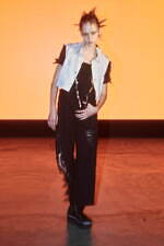 リミ フゥ 2024年春夏コレクション、影と光が入り混じる世界の中で｜写真22