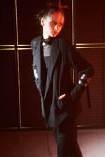 リミ フゥ 2024年春夏コレクション、影と光が入り混じる世界の中で｜写真24