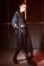 リミ フゥ 2024年春夏コレクション、影と光が入り混じる世界の中で｜写真25