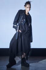 リミ フゥ 2024年春夏コレクション、影と光が入り混じる世界の中で｜写真29