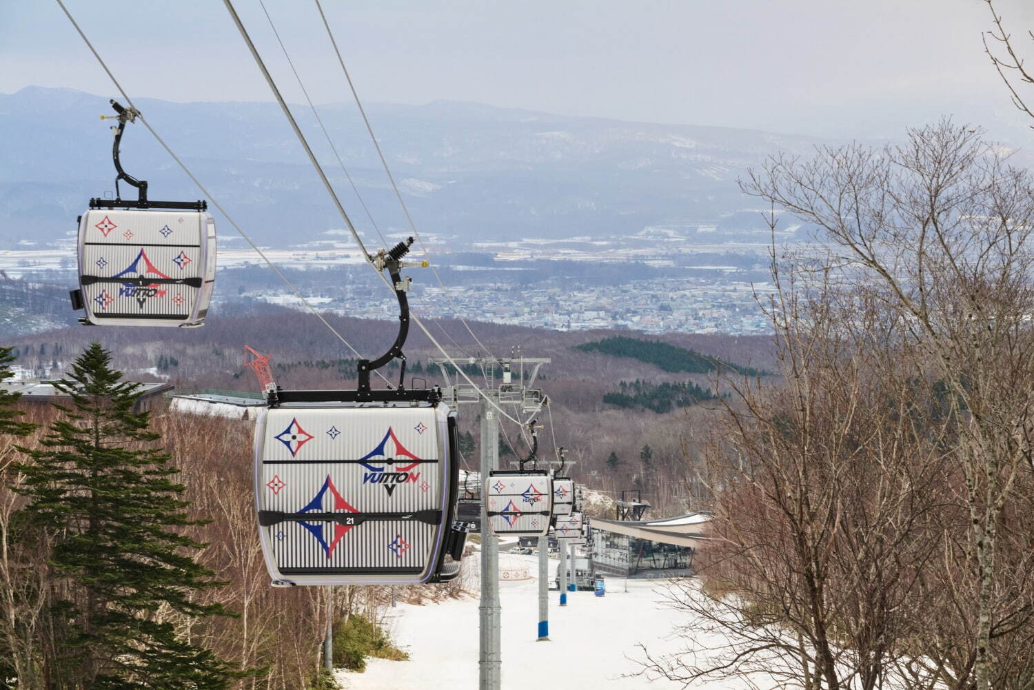 ルイ・ヴィトン“北海道・ニセコの雪景色と楽しむ”限定ストア、モノグラム・パターンのゴンドラも｜写真6