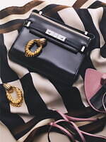 サンローランのクリスマス2023、“YSLモノグラム”が目を引くレザートートやヴァニティバッグなど｜写真3