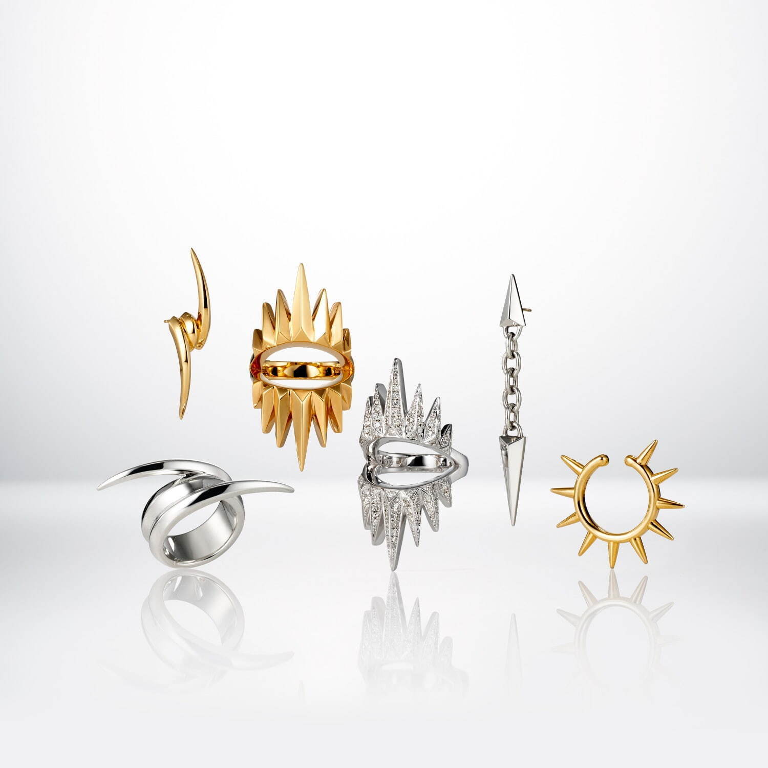 LIBERTY SPIKES イヤリング 28,600円、JUSTICE KEEPER リング 93,500円
LIBERTY SPIKESイヤリング 30,80円、LIBERTY SPIKES イヤカフ 19,800円
IMMORTAL POWER リング 63,800円