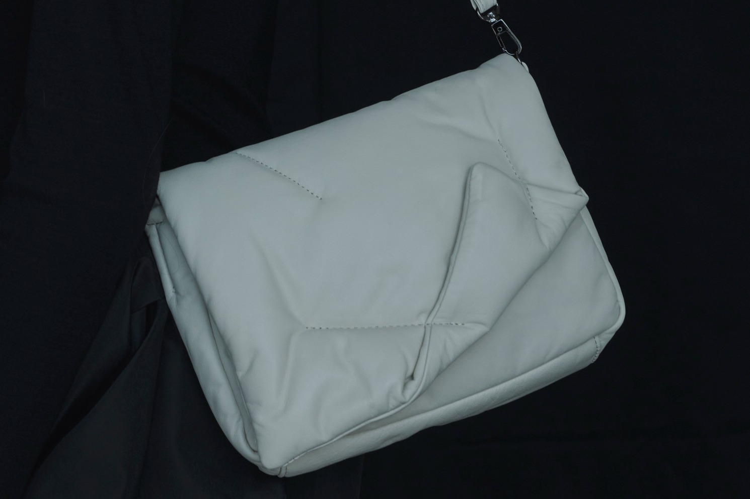 ディスコード ヨウジヤマモト“ふわふわ”綿入りバッグ「フラッフィー」シルバー＆鮮やかブルーの新色