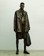 シュタインの24年春夏、コントラストカラーのロングコート＆“比翼のスナップボタン”レザーカーコート｜写真2