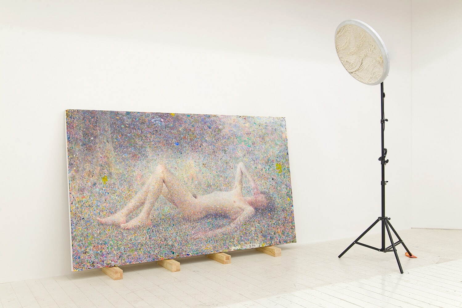 梅津庸一 《フロレアル─汚い光に混じった大きな花粉》 2012-14年
油彩／パネル、角材、照明カバー、樹脂、吸水マット、照明機材用スタンド、ハンドクリーム容器 愛知県美術館蔵