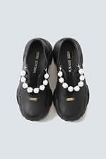 ミカゲ シンの厚底シューズ - シルバーボールを連ねたチェーン付き、ヴィンテージ風ハンドバッグも｜写真4