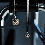 ガルニ“スチールパイプ”着想ジュエリー、小さな輪を組み合わせたリング＆ピアスなど｜写真21