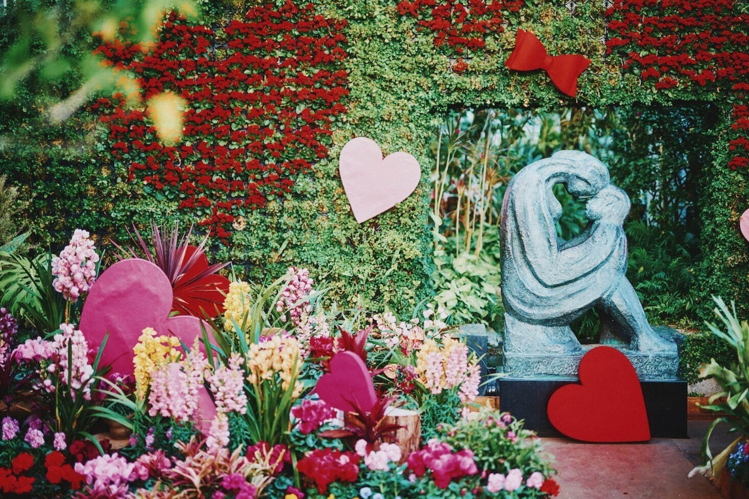 フラワーパーク(花庭園)｜神戸布引ハーブ園の冬イベント - ハート×ピンクの花々のフォトスポット、ハーブ浮かぶ足湯も