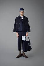 トム ブラウン 2024年メンズプレフォールコレクション - 大鴉の影と赤いバラ｜写真28