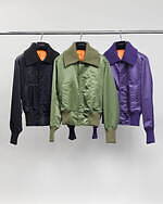 リトルビッグの24年春夏、“大胆な襟”で仕上げたリブブルゾン＆ケミカルウォッシュのフレアデニム｜写真1