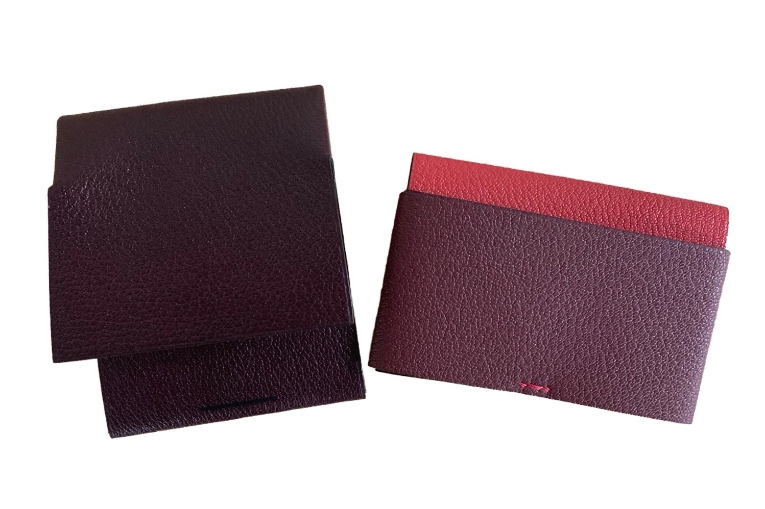 バーガンディ｜レザーブランド「ヨリオショウ」“バーガンディ×レッド”のカードウォレット、伊勢丹新宿店 メンズ館で