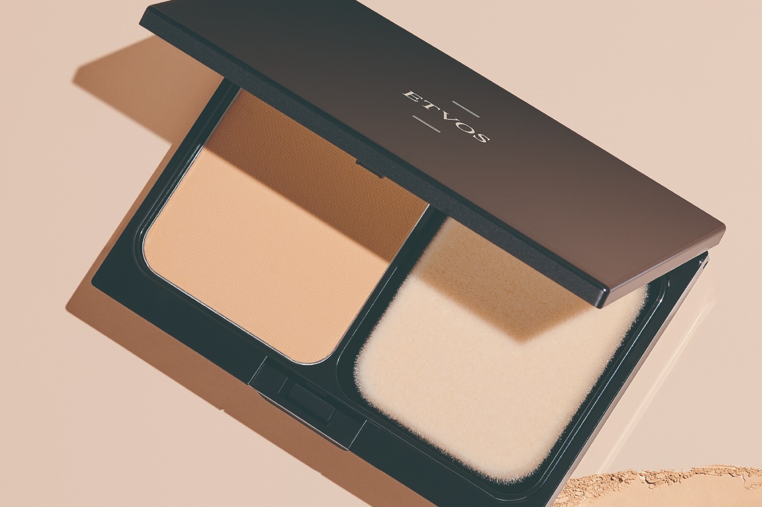 セミマット肌｜エトヴォスのパウダーファンデーションが24年夏に進化、美容成分配合でより毛穴レスなセミマット肌へ