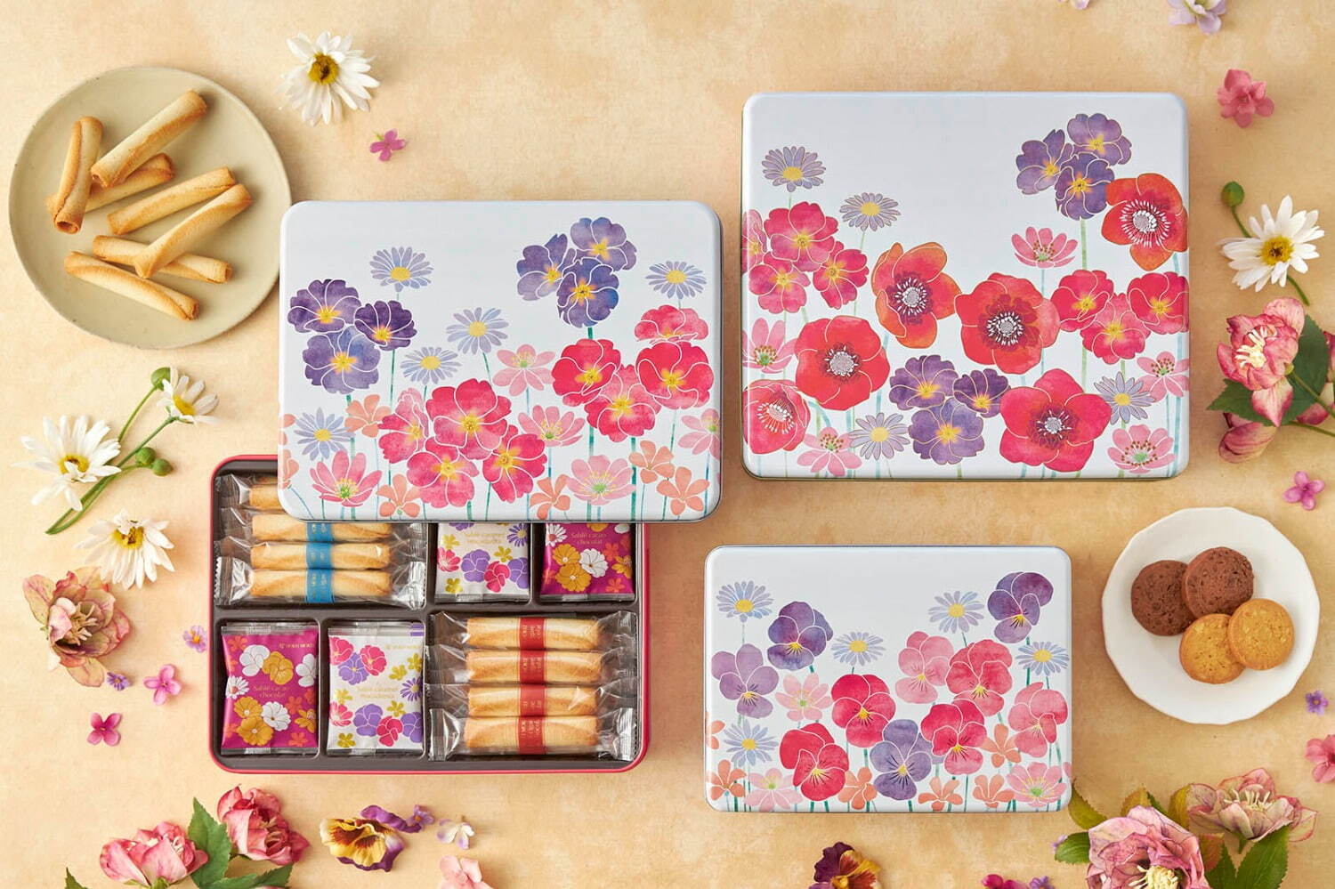 ヨックモック「カドー ドゥ リベール」冬の花々で彩る冬限定デザイン缶、初日の出を描いた年賀商品も