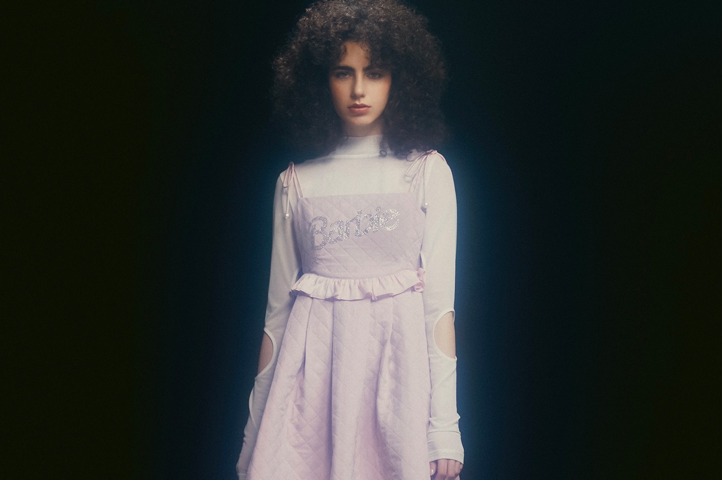 パメオポーズ×バービー、“90年代風”ラインストーンロゴのドレスやふんわりファーハンドルバッグ