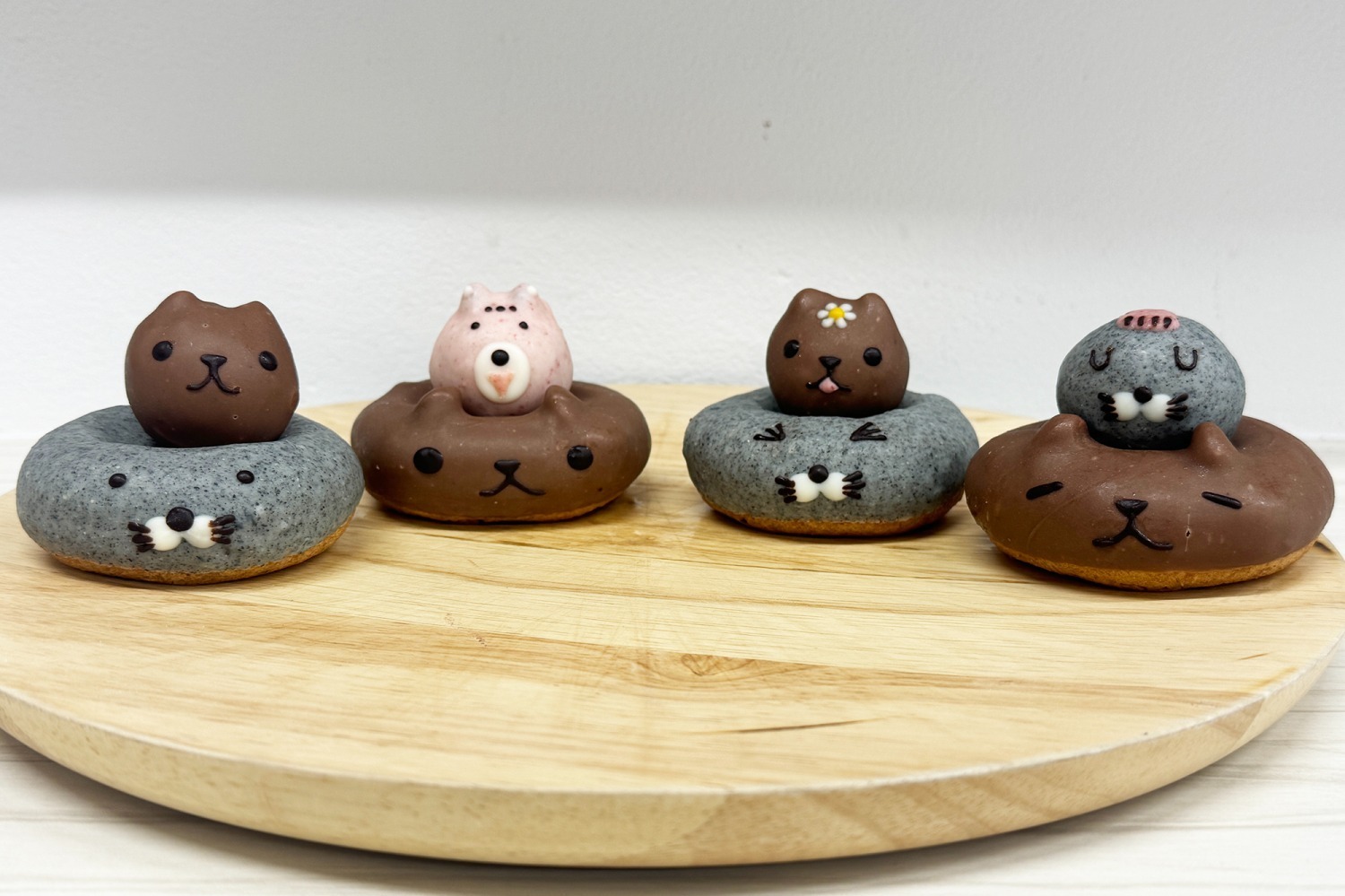 「ぼのぼの×カピバラさん」がドーナツに、黒ゴマ味とミルクチョコ味がフロレスタから