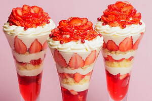 サロン ベイクアンドティーからショートケーキ風の限定いちごパフェ、あまおうを薔薇のように飾って