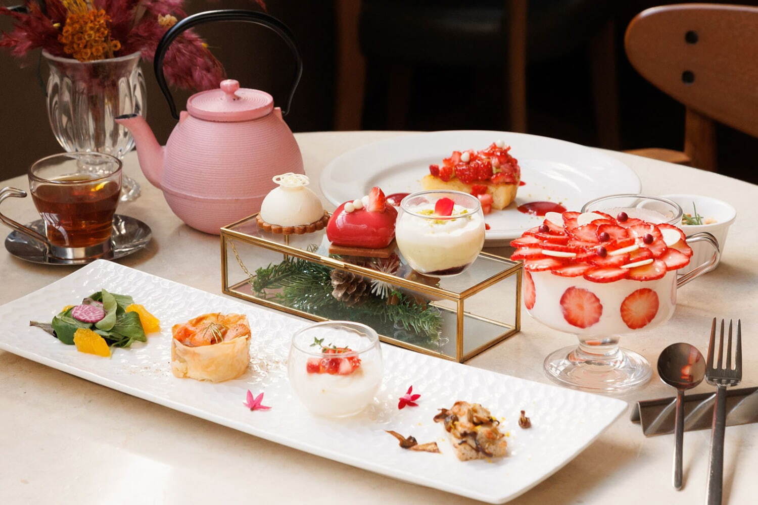 サロン ベイクアンドティーで平日限定いちごアフタヌーンティー＆週末限定スイーツビュッフェ