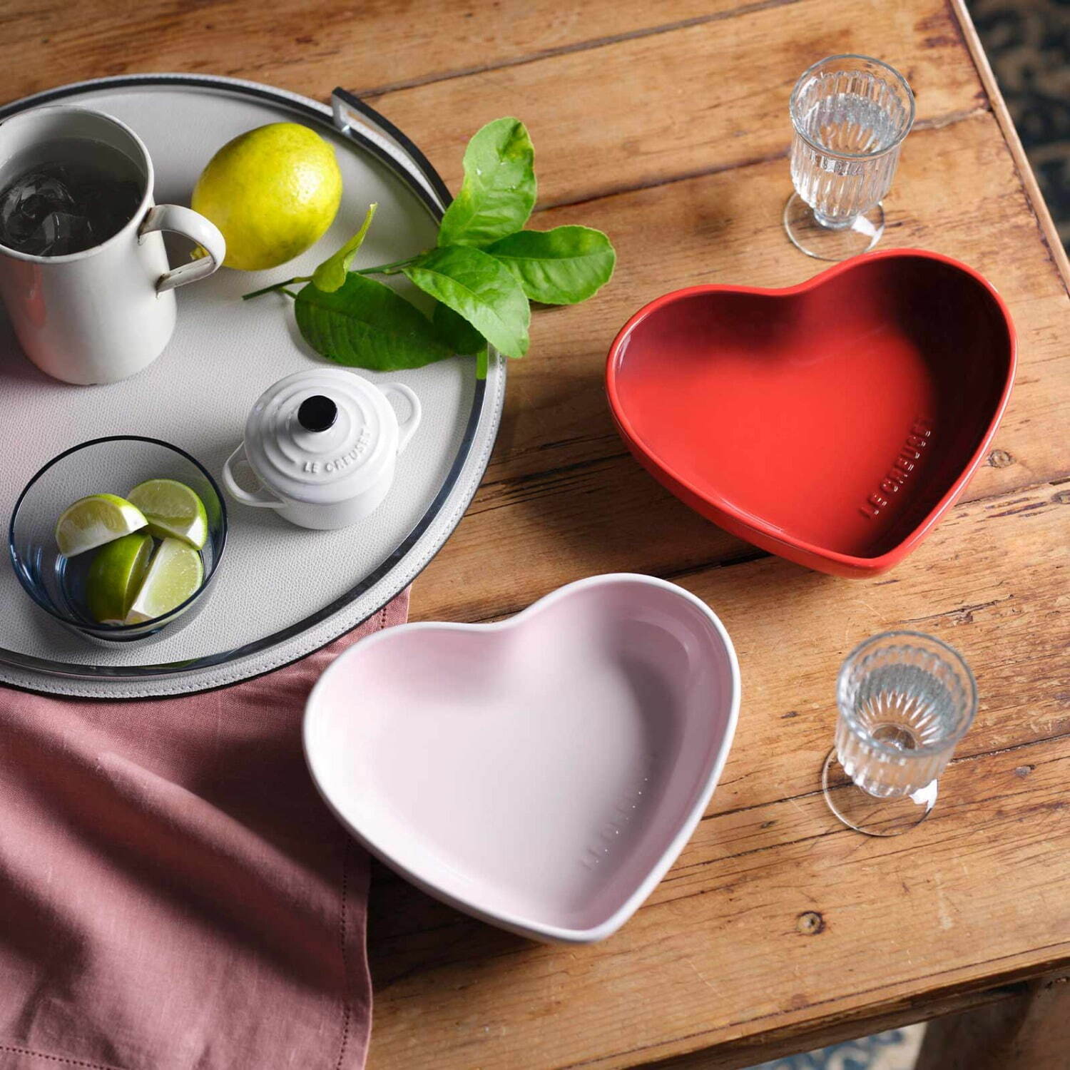 ル・クルーゼのバレンタイン“ハート型”テーブルウェア、淡いピンクの深皿＆真っ赤なプレート｜写真7