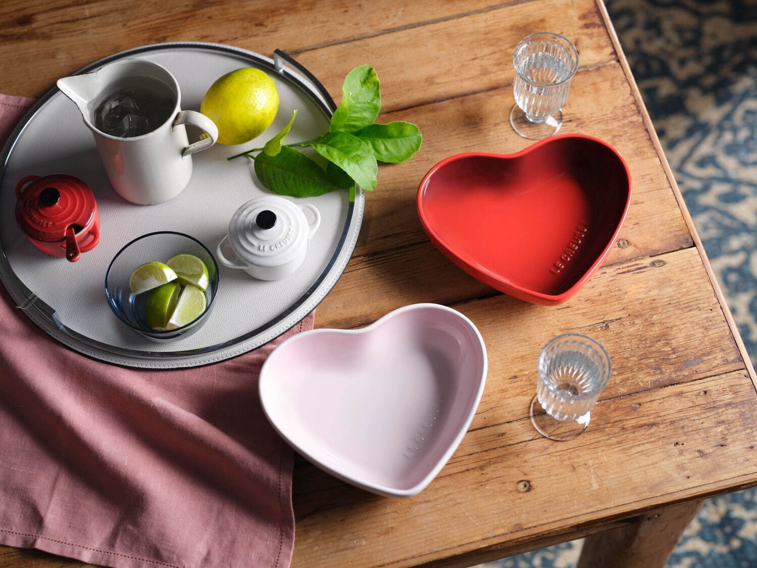 ル・クルーゼのバレンタイン“ハート型”テーブルウェア、淡いピンクの深皿＆真っ赤なプレート｜写真16