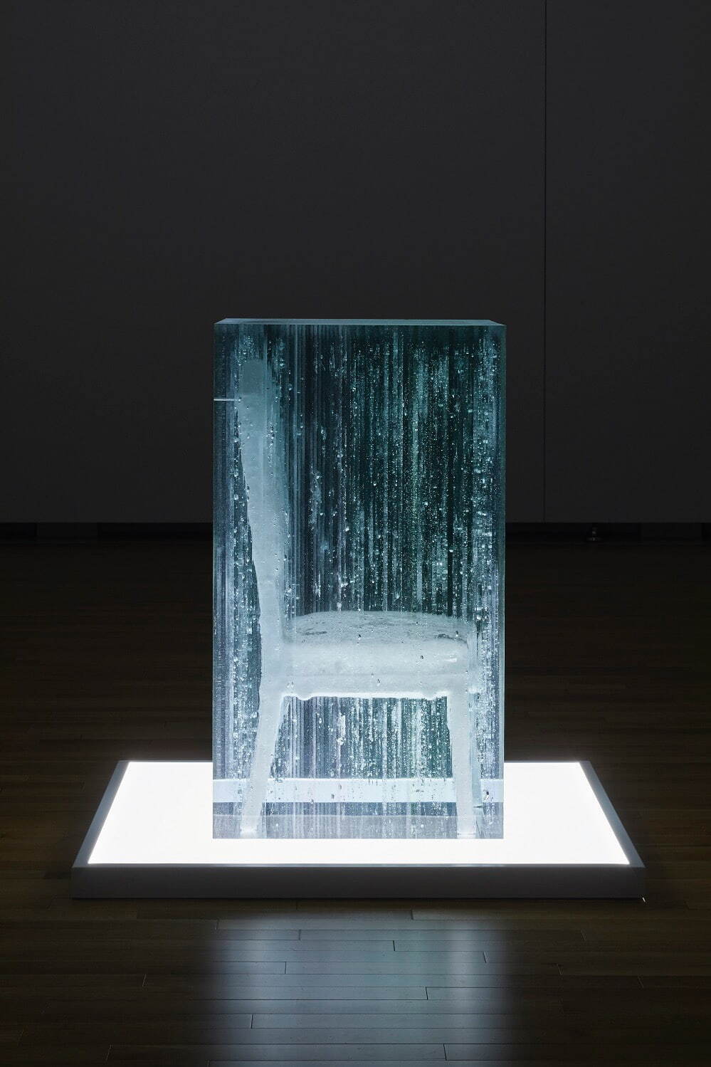 宮永愛子 《waiting for awakening -chair-》 2017年 写真：木奥恵三
©︎MIYANAGA Aiko Courtesy of Mizuma Art Gallery
「宮永愛子：漕法」展示風景(高松市美術館、2019年)