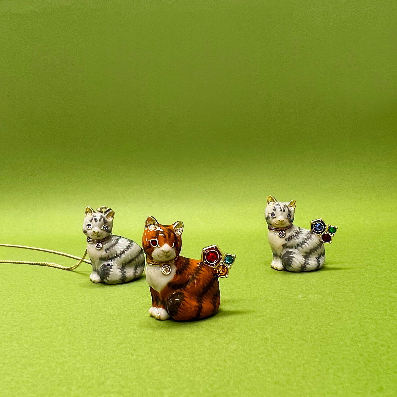 アナ スイ“猫”モチーフの23年冬新作アクセサリー、“ちょこん”と