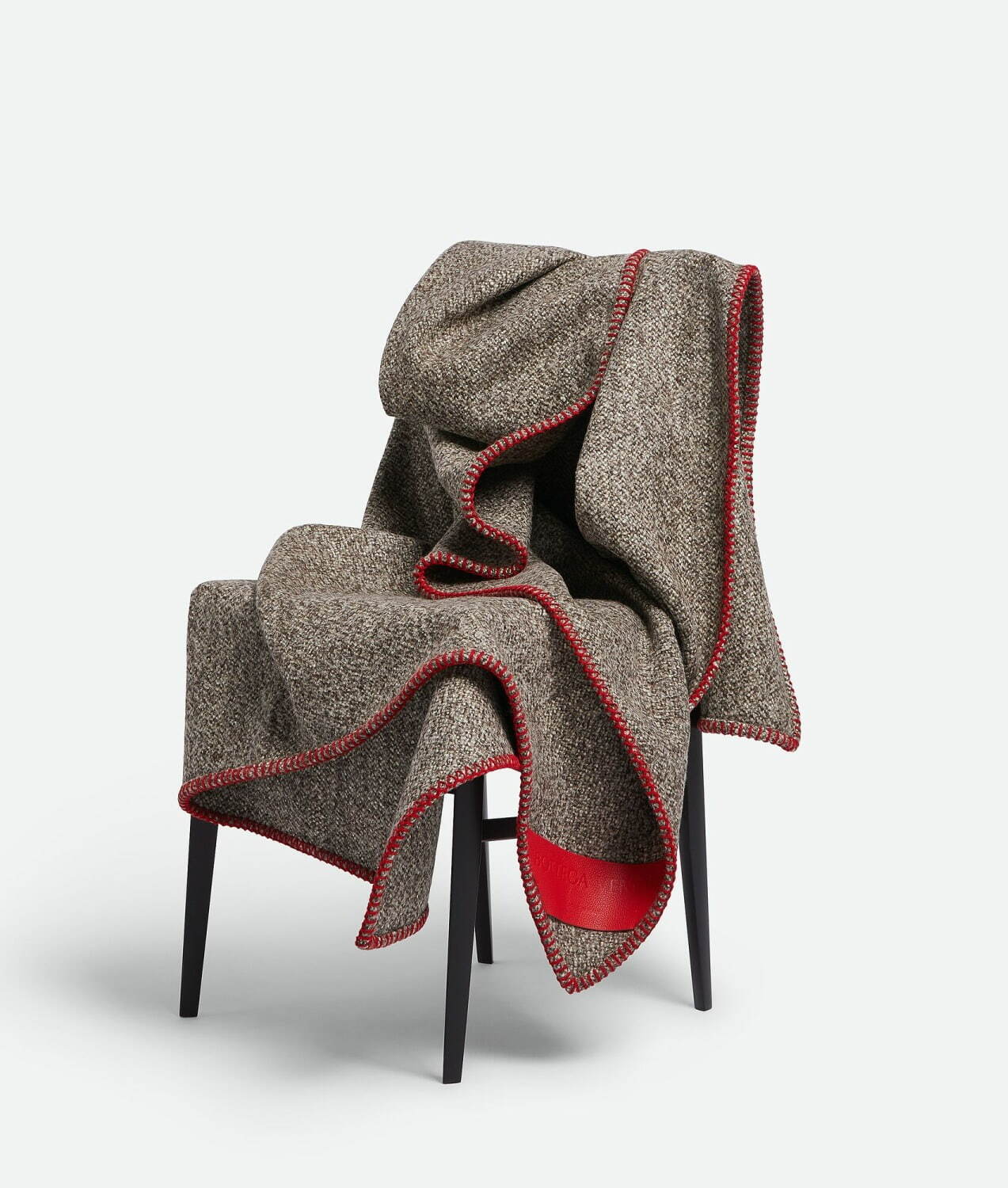 ボッテガ・ヴェネタの24年新作インテリア、ロバの革製アクセサリーや“イントレチャート”クッション｜写真1