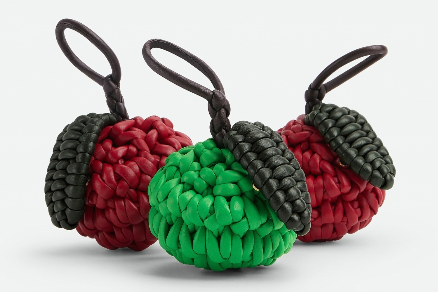 ボッテガ・ヴェネタの24年新作インテリア、ロバの革製アクセサリーや“イントレチャート”クッション