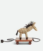 ボッテガ・ヴェネタの24年新作インテリア、ロバの革製アクセサリーや“イントレチャート”クッション｜写真41