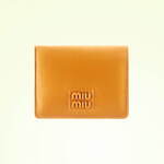 ミュウミュウ“ふんわり”パデッドレザーのミニ財布、ロゴを配した三つ折りなど｜写真5