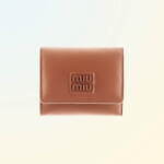 ミュウミュウ“ふんわり”パデッドレザーのミニ財布、ロゴを配した三つ折りなど｜写真6