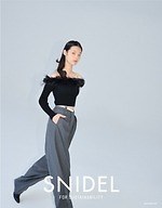 スナイデル“24年新年限定”ウェア、マーメイドスカート×煌めくブローチ付ニットのセットアップなど｜写真8