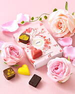 仏発ルノートルの24年バレンタイン“苺×ハート”のチョコレート、愛の花びらが舞う限定BOXで｜写真2