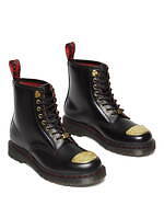 ドクターマーチン“龍のメタルプレート”を配した限定8ホールブーツ、レッド×ゴールドの差し色｜写真3